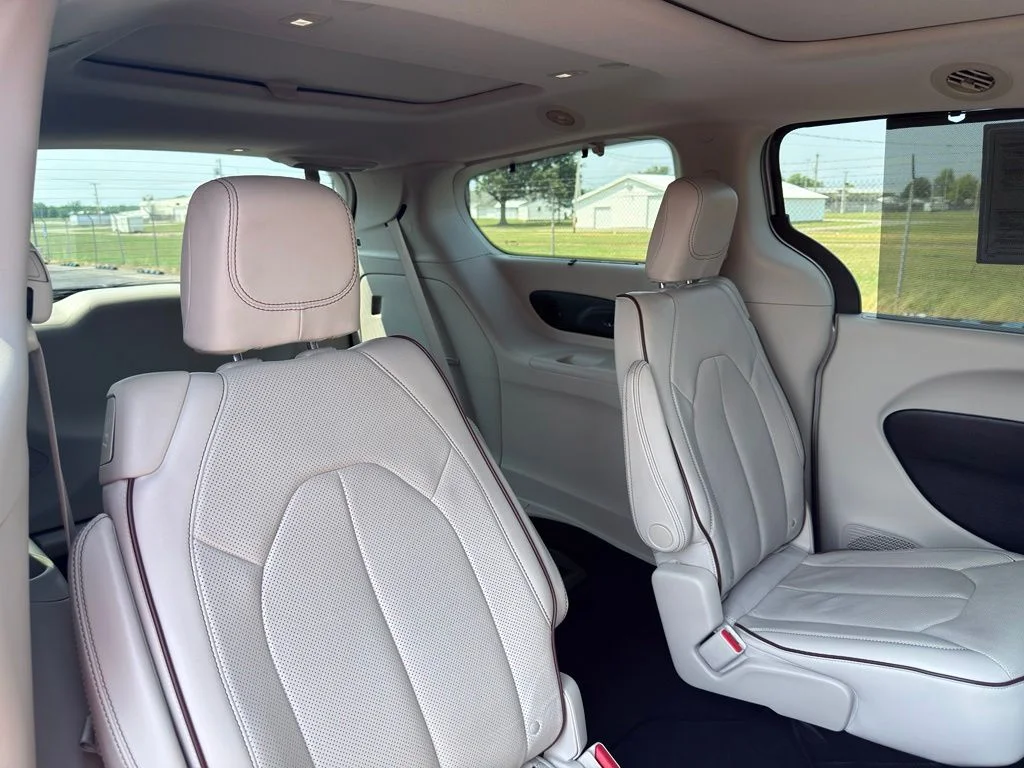 Used 2017 Silver Chrysler Limited image 33