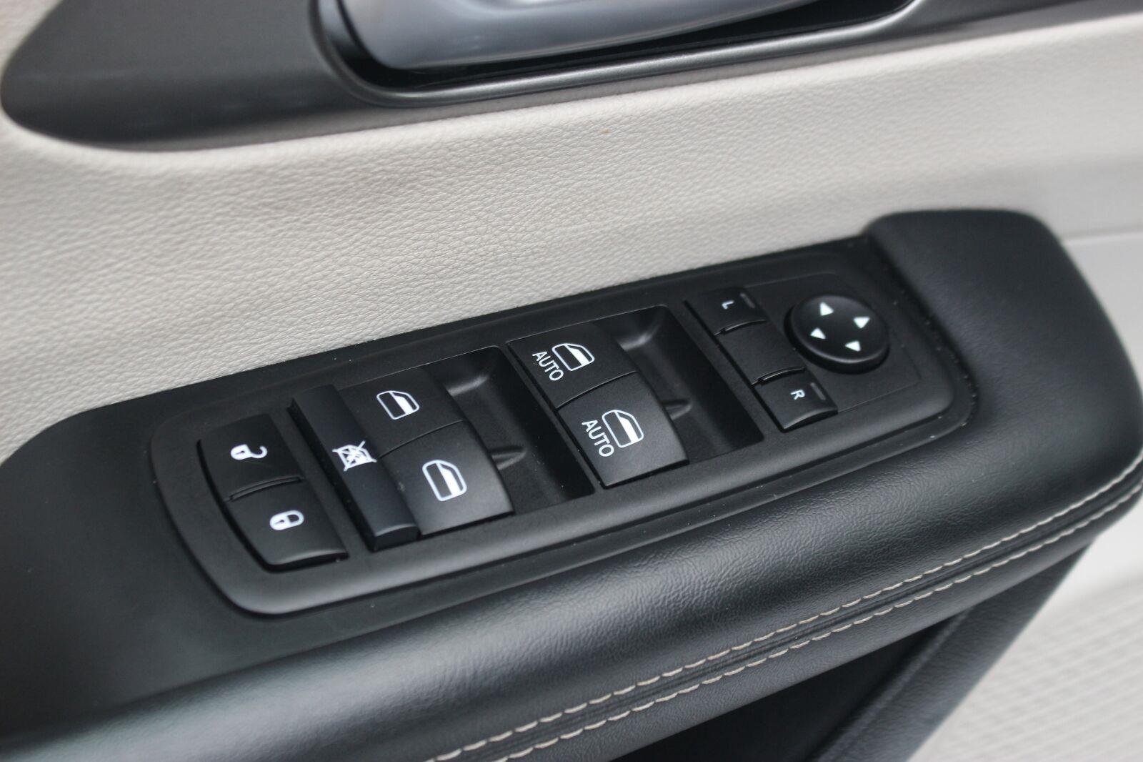 Used 2024 Silver Chrysler Touring L image 14