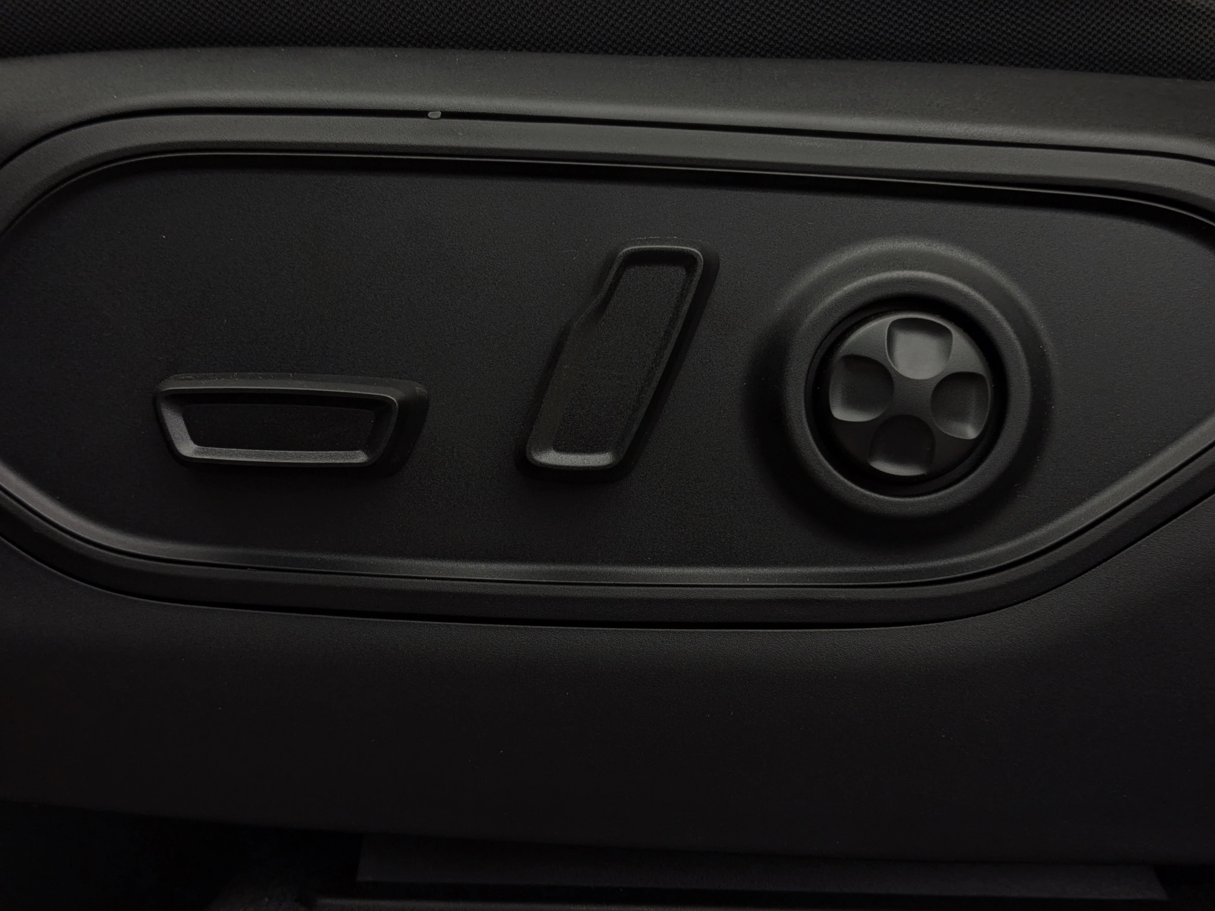 New 2026 Grey Jeep Limited - -Panoramic Sunroof - Limited Altitude Pack - 20 Gloss Black Wheels - Luxury Tch II & More image 15