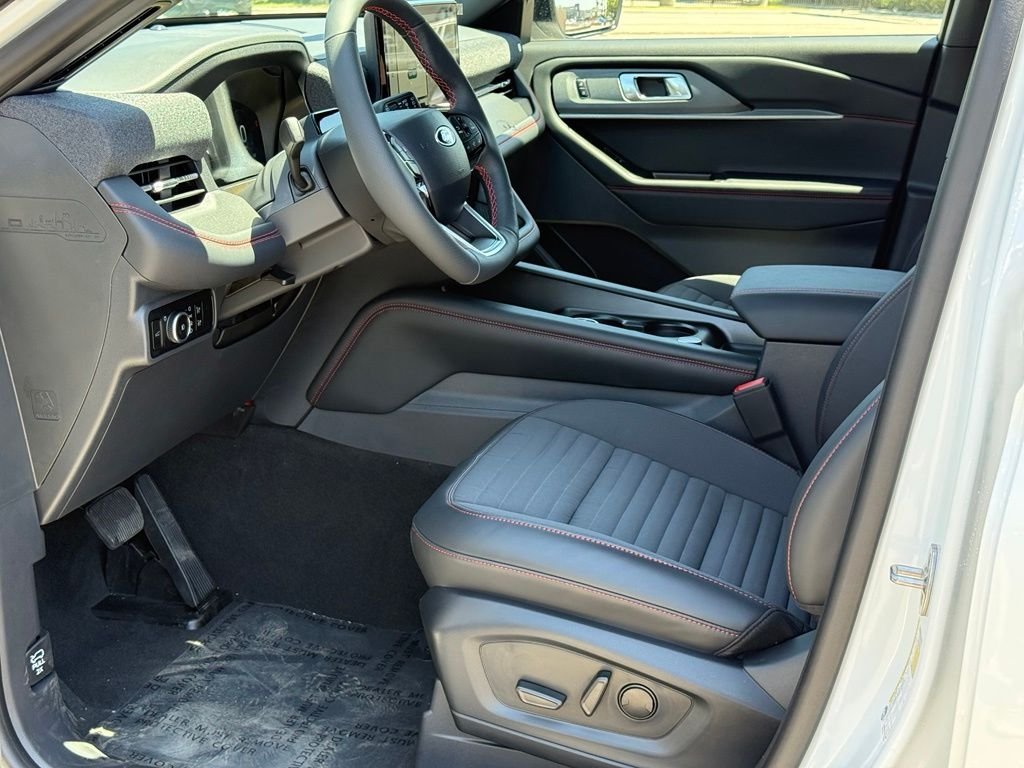 New 2026 Star White Metallic Tri-Coat Ford ST-Line image 5