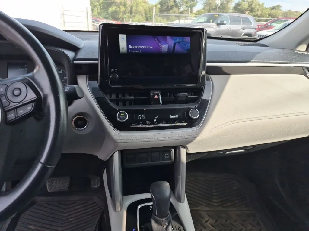 Used 2023 Pearl Toyota LE image 17