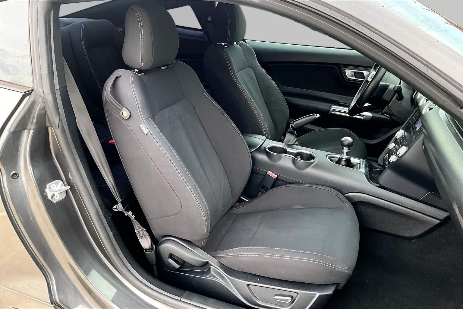 Used 2019 Magnetic Metallic Ford GT image 7
