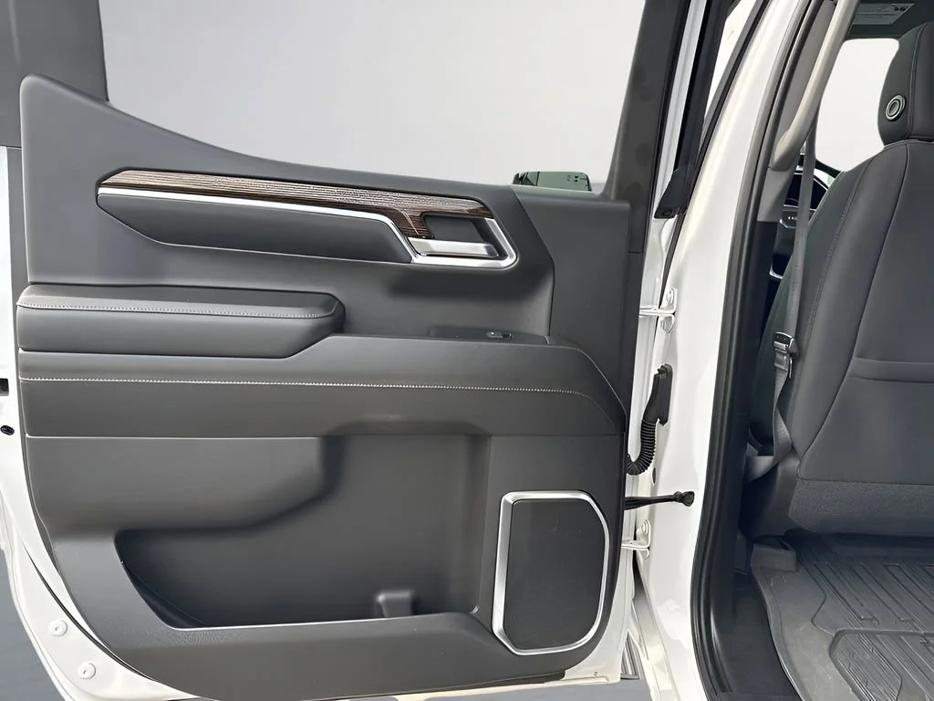 Used 2024 Summit White GMC Elevation image 29