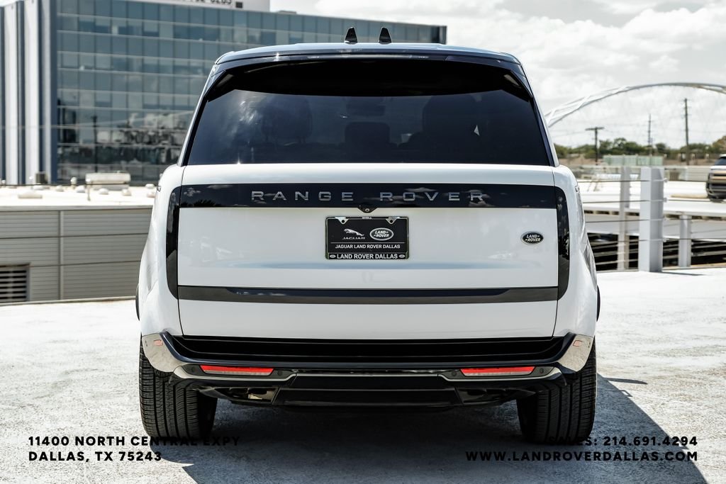 Used 2022 White Land Rover SE image 7