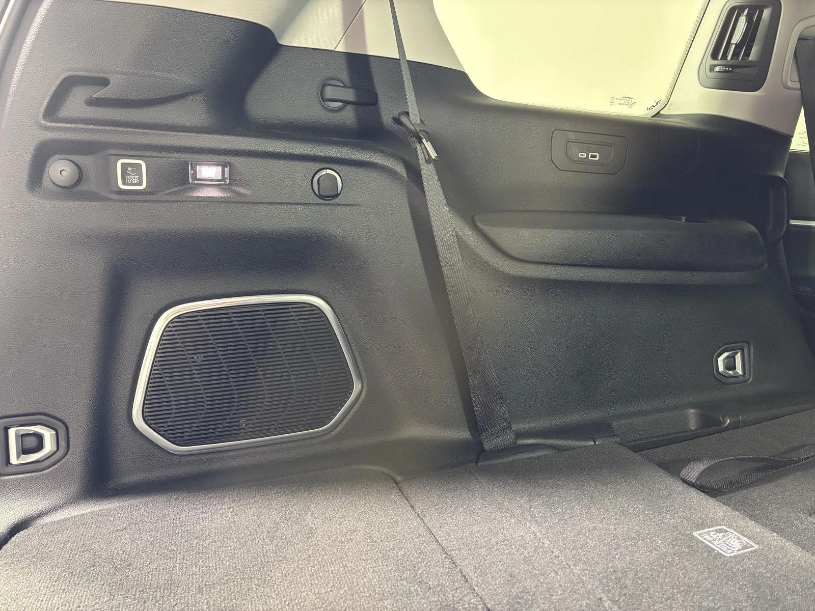 Used 2023 Ember Pearlcoat Jeep Limited image 7