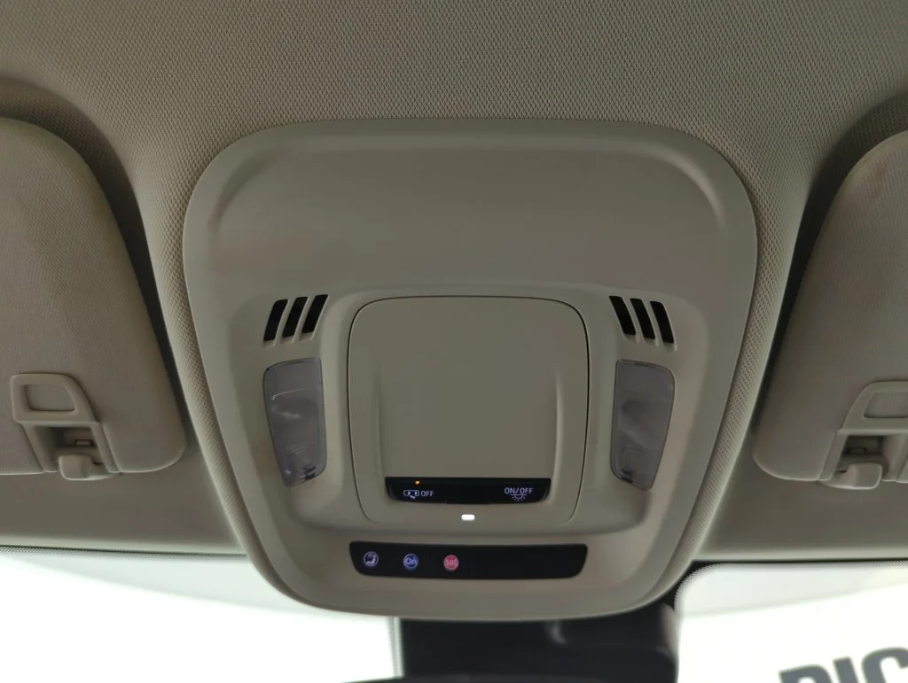 Used 2023 Summit White Buick Essence image 29