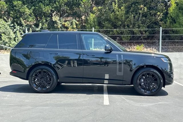 New 2026 Santorini Black Land Rover SE image 6