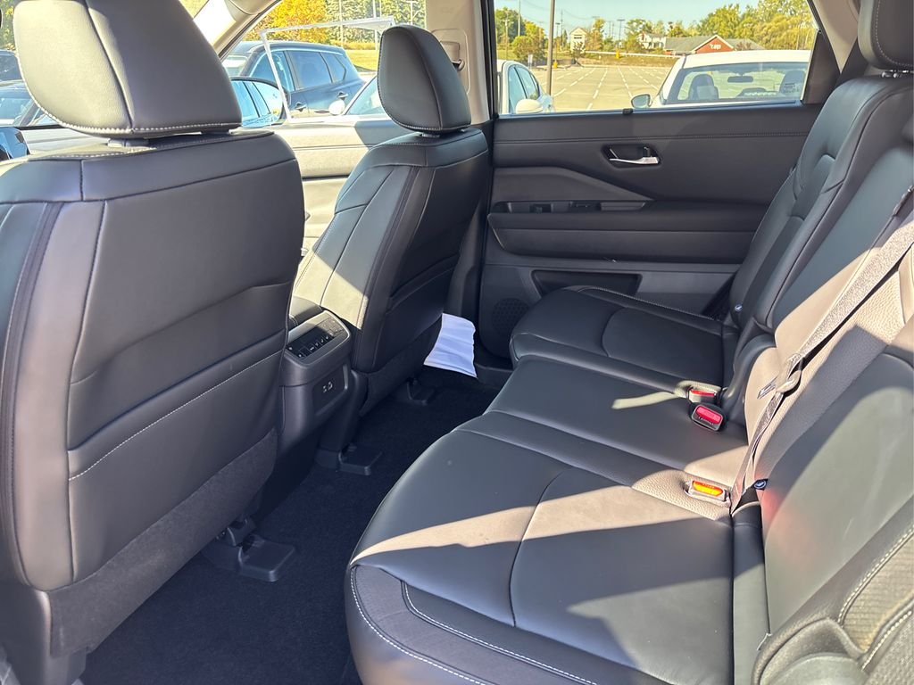 2025 Nissan Pathfinder SL - Photo 12