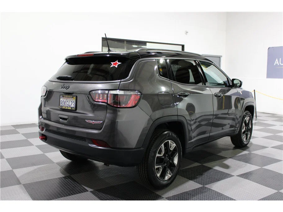 Used 2018 Granite Crystal Metallic Clearcoat Jeep Trailhawk image 4