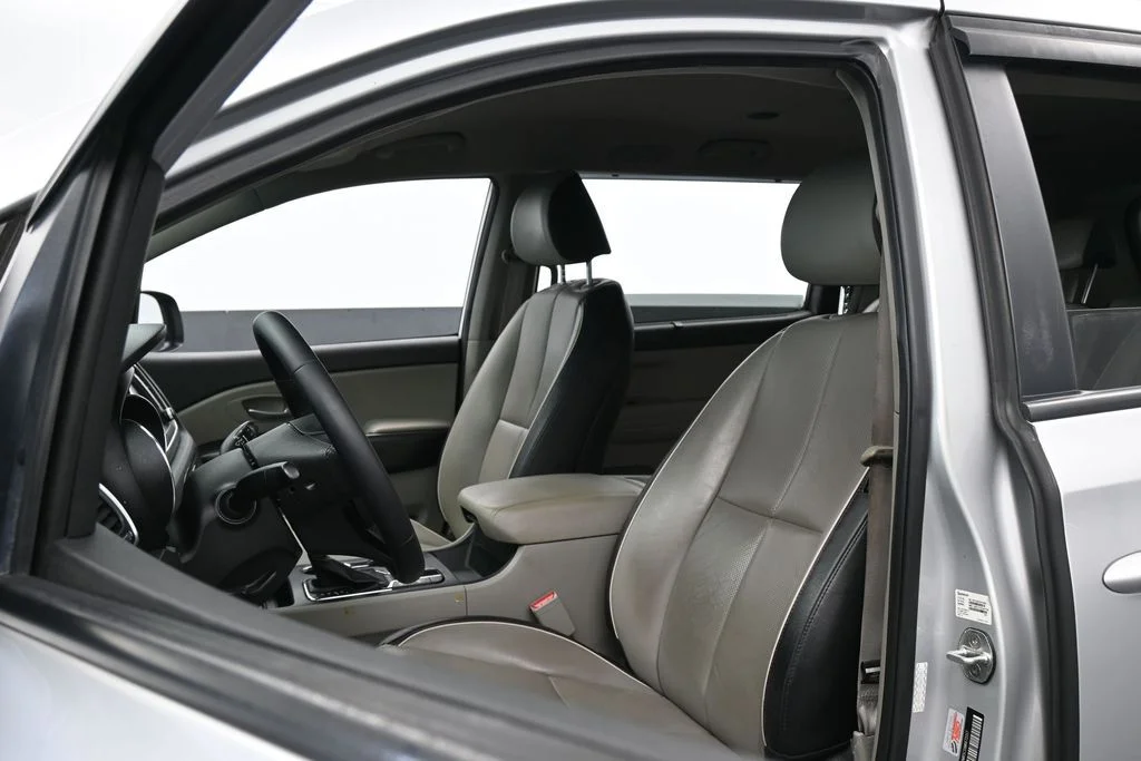Used 2021 Silky Silver Kia EX image 10