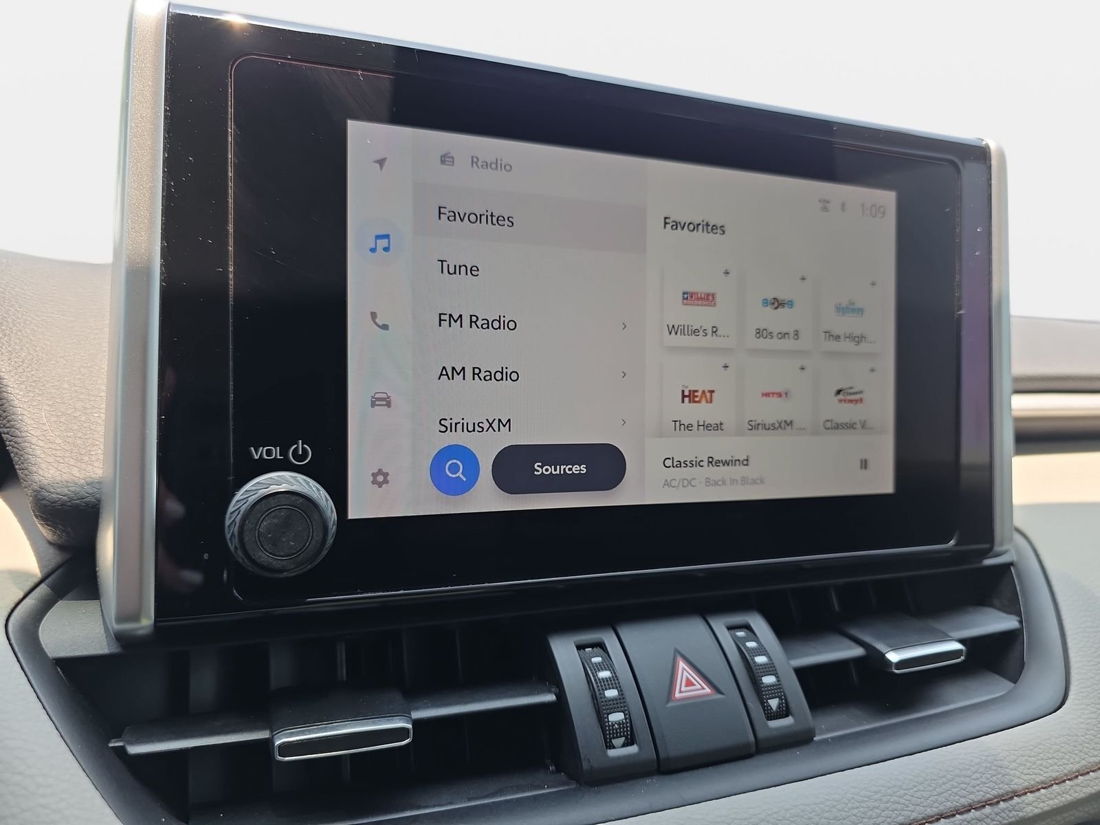 Used 2023  Toyota XLE Premium image 21