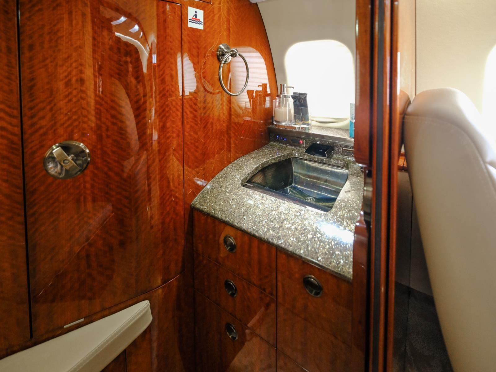 Used 2009 White LEARJET XR image 18