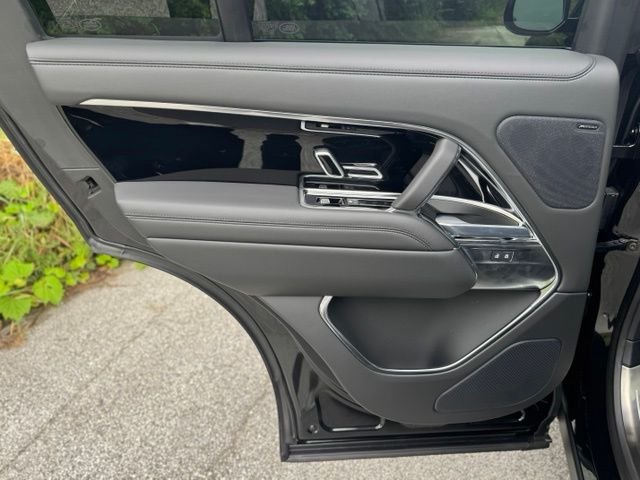 New 2027 Santorini Black Land Rover SE image 11