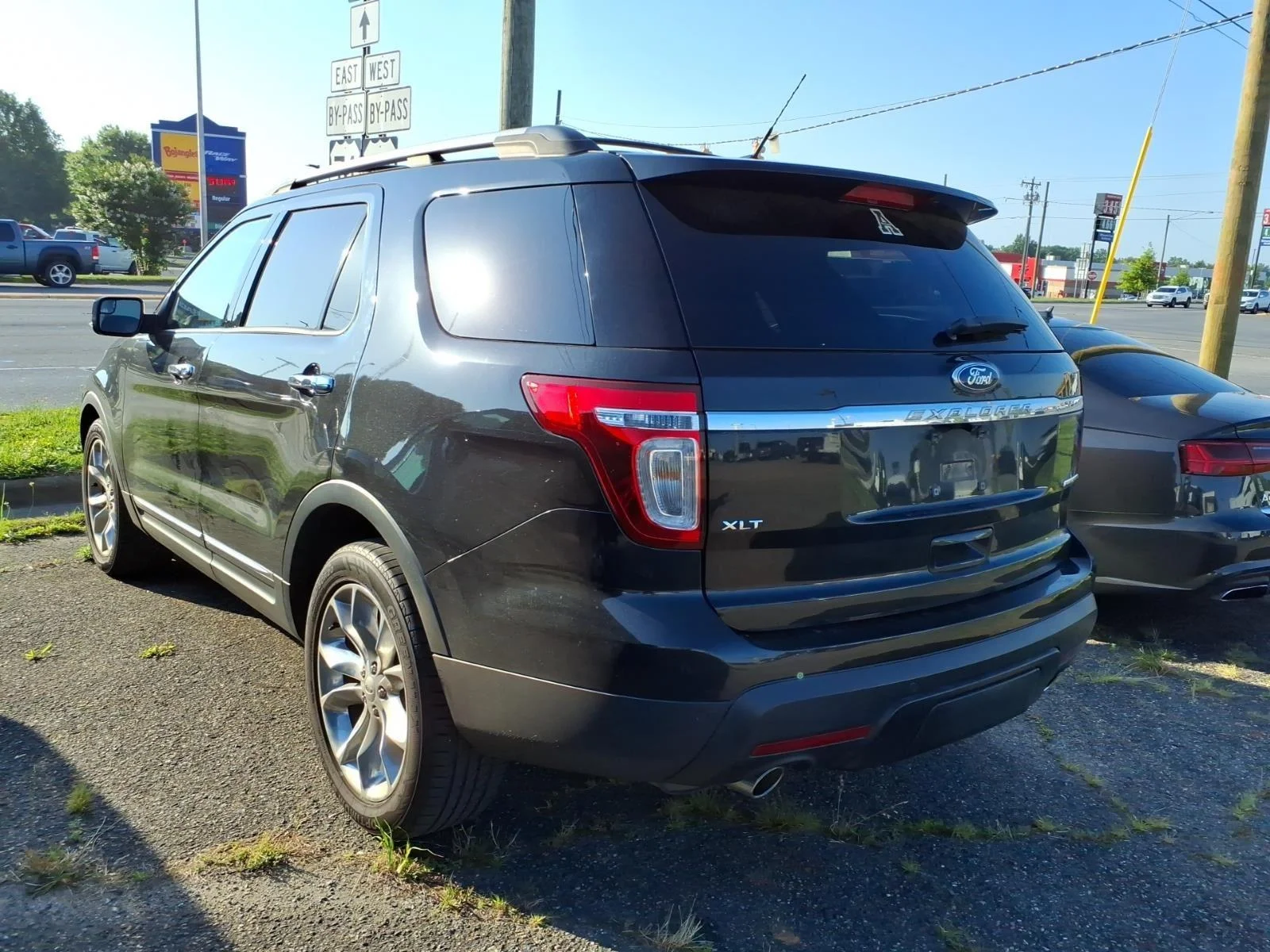Used 2015 White Platinum Metallic Tri-Coat Ford XLT image 4
