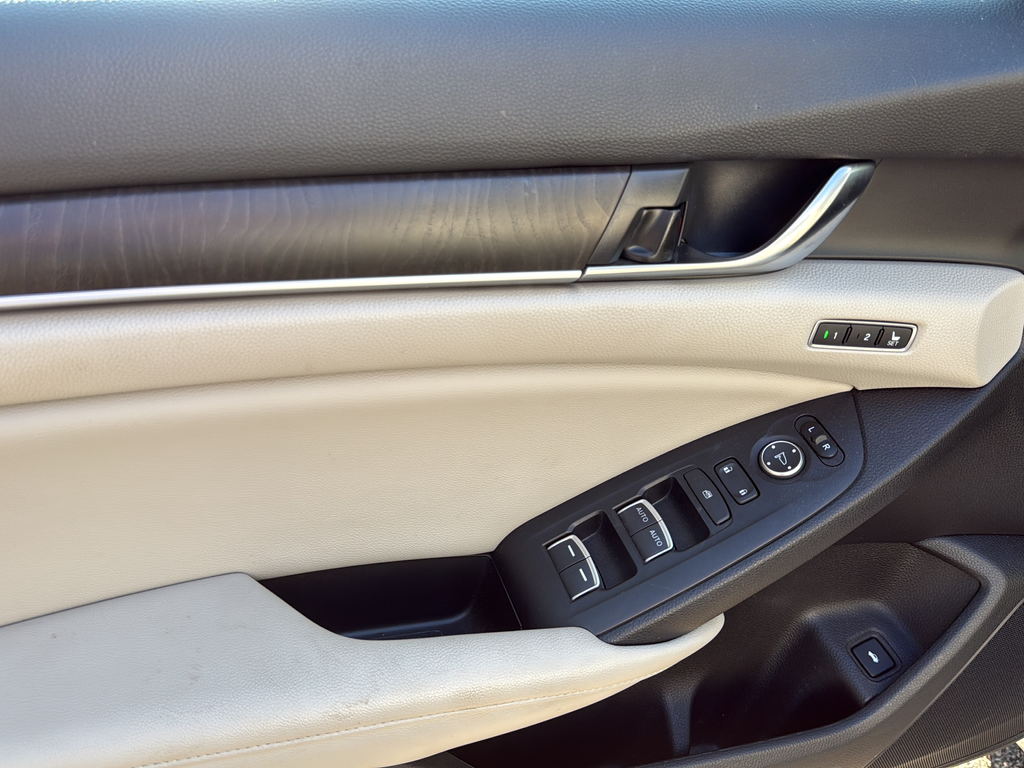 Used 2020 White Honda EX-L image 34
