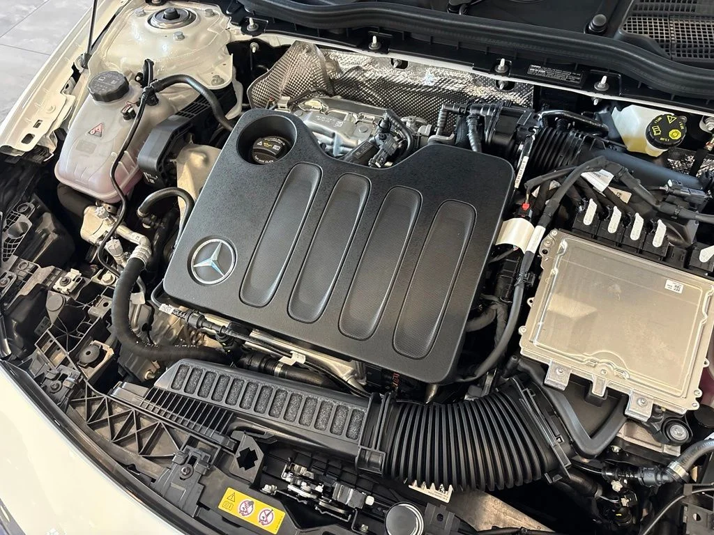 Used 2027 White Mercedes-Benz 220 Hybrid image 33