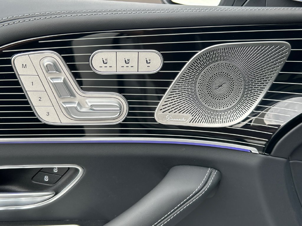New 2026 MANUFAKTUR Moonlight White Metallic Mercedes-Benz Maybach GLS 600 image 50
