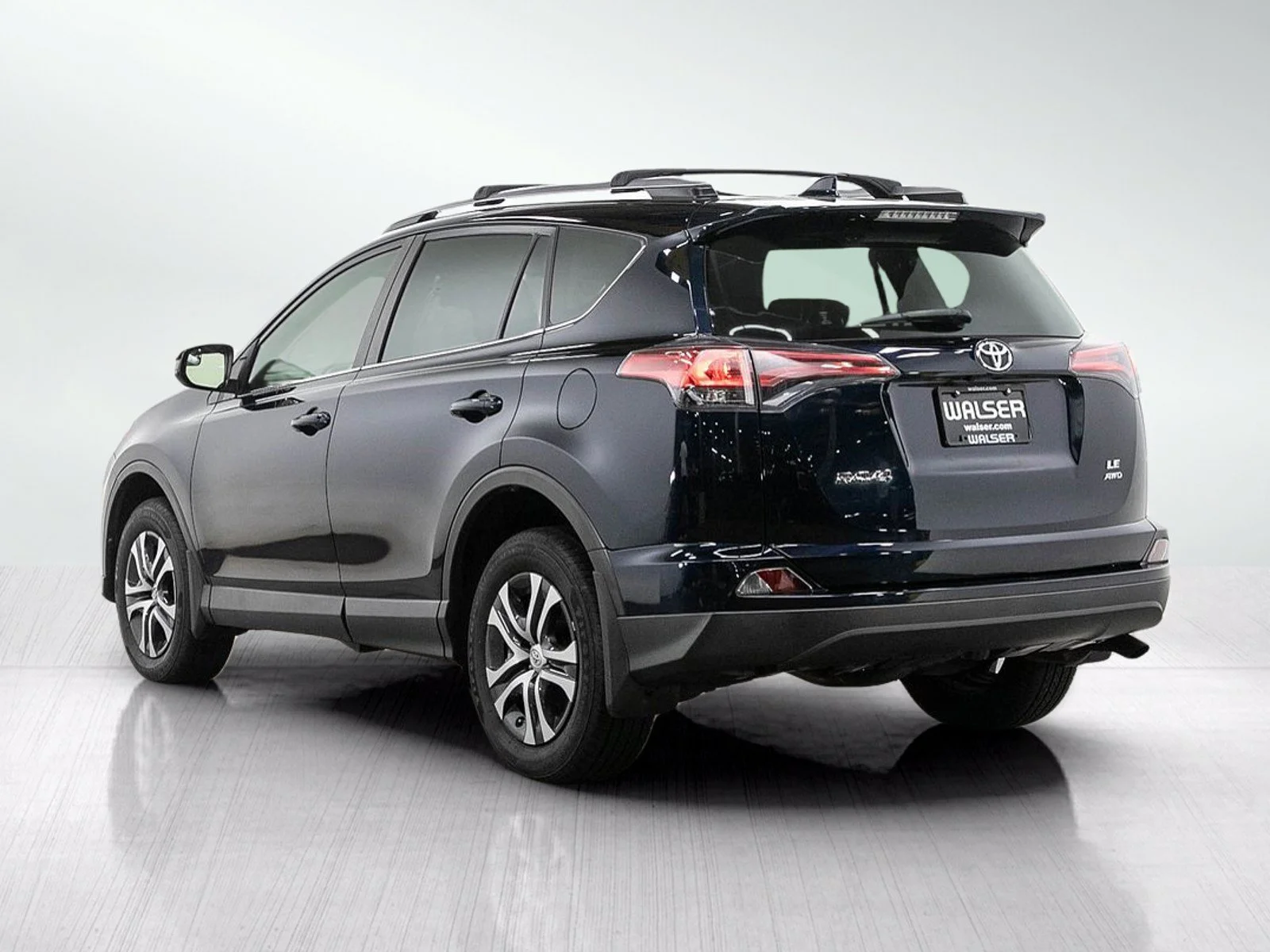 Used 2017  Toyota 4D WAGON LE 4WD image 3