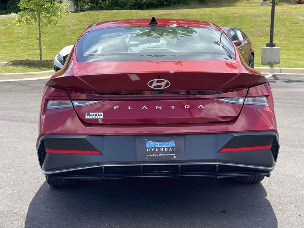 Used 2025 Red Hyundai SEL Convenience image 4