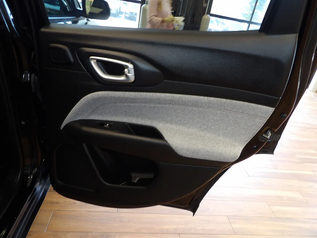 Used 2023 Diamond Black Crystal Pearl Coat Jeep Latitude Lux image 16