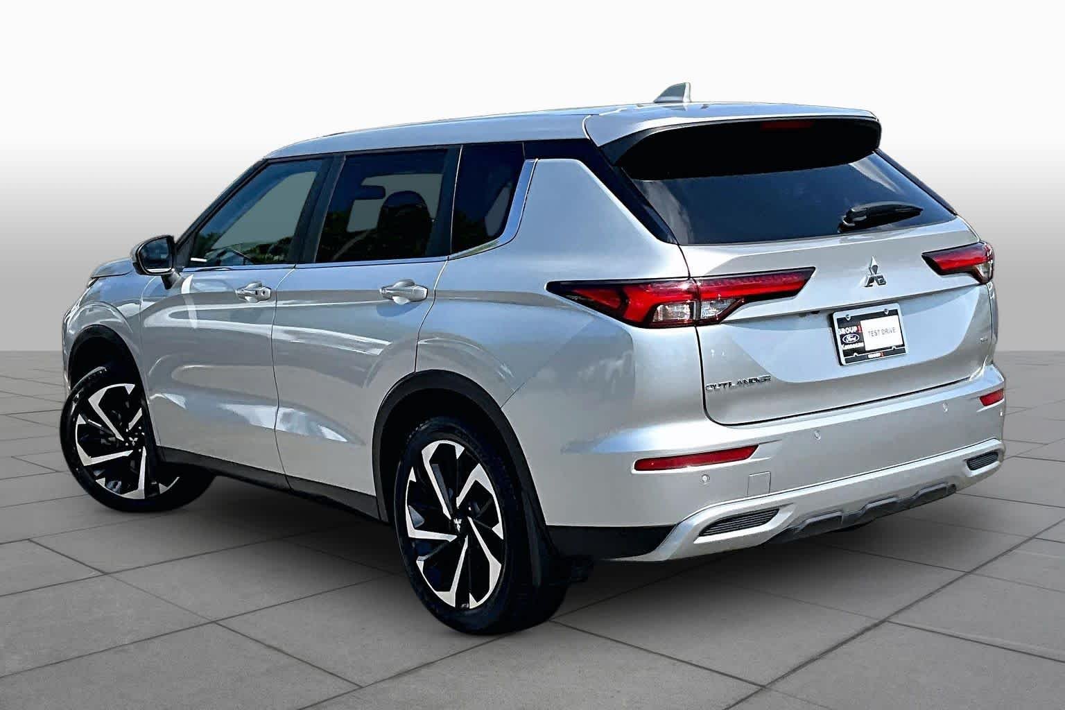 Used 2022 Alloy Silver Metallic Mitsubishi SE image 12
