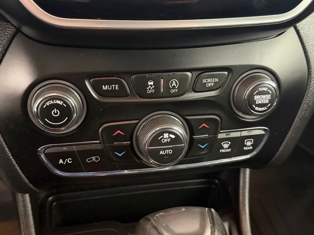 Used 2019 Granite Crystal Clearcoat Metallic Jeep Limited image 9