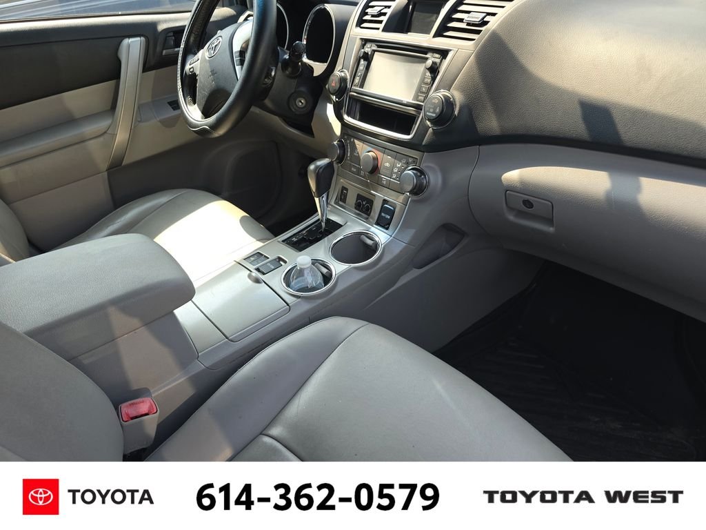Used 2013 Gray Toyota SE image 12