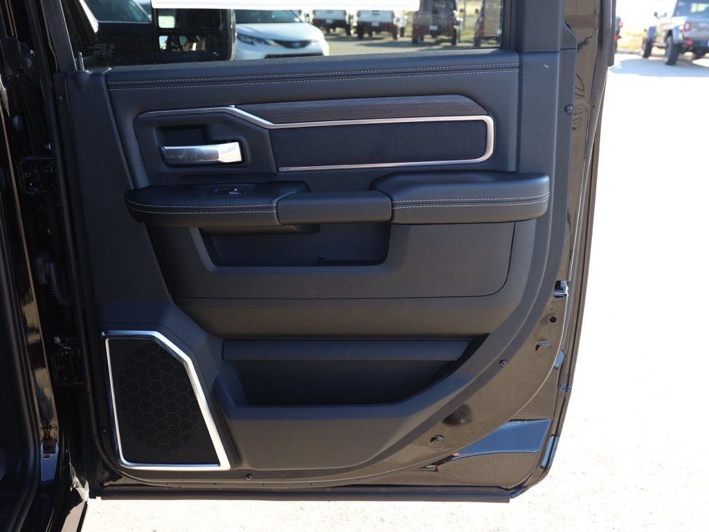 New 2026 Diamond Black Crystal Pearl-Coat Exterior Paint RAM Laramie image 17