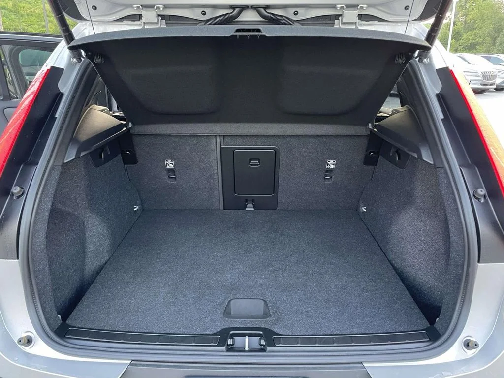 2025 Volvo XC40 Core - Photo 30