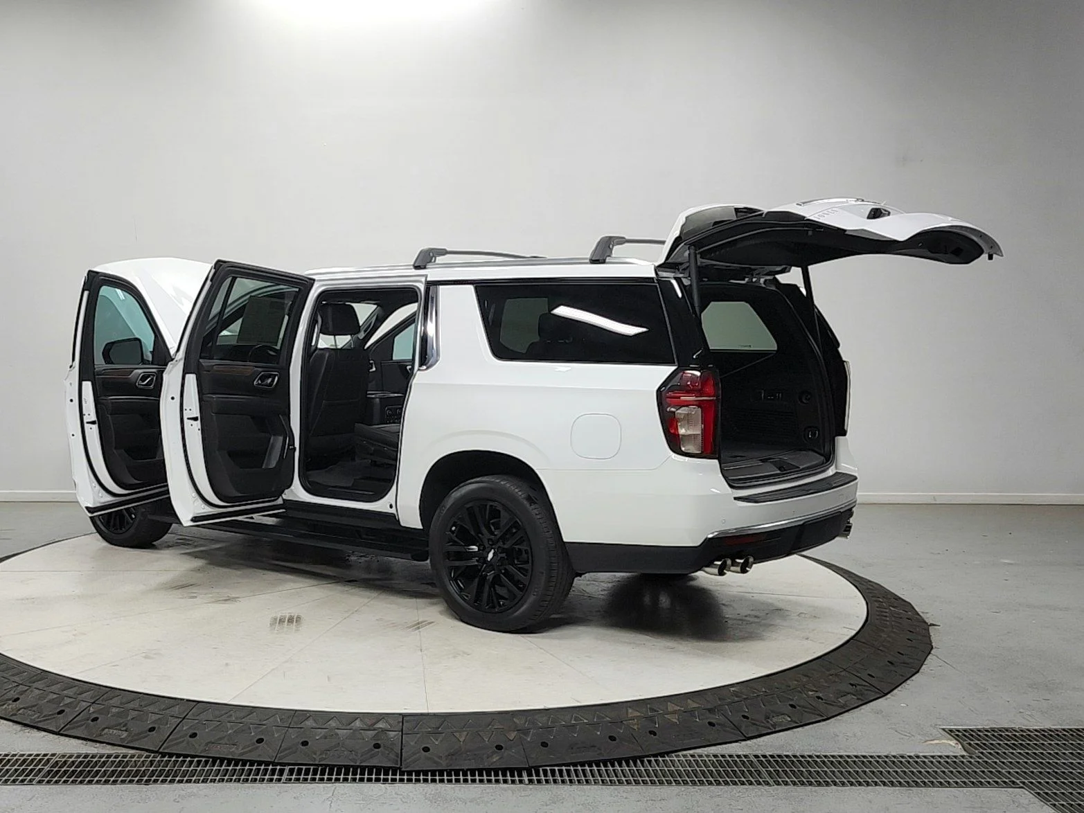 Used 2021 White Chevrolet High Country image 13