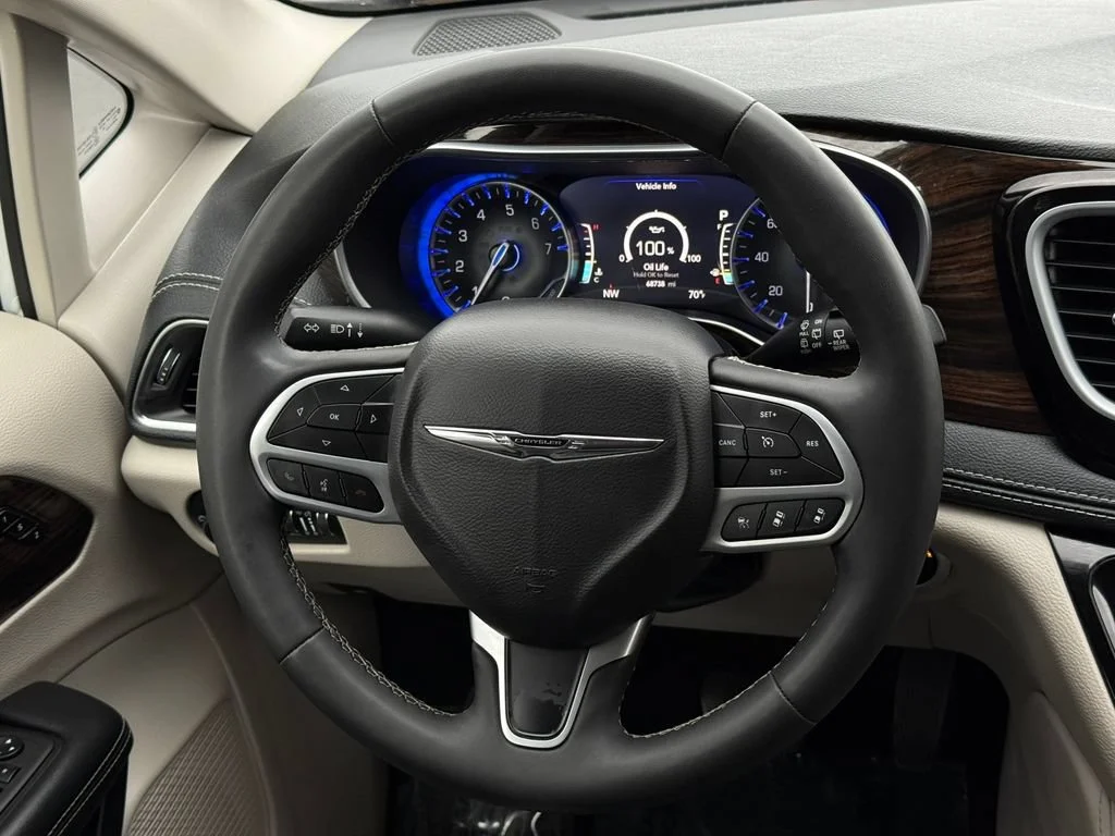 Used 2023 White Chrysler Limited image 22