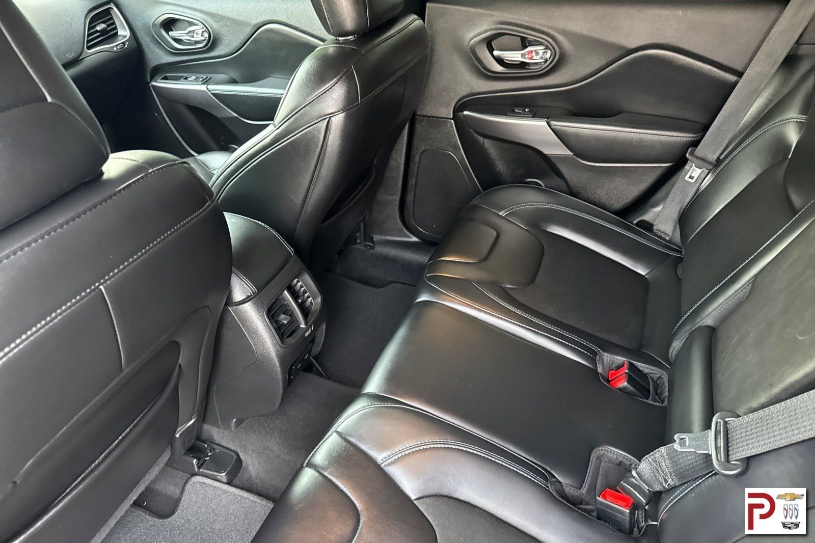 Used 2019 Gray Jeep Latitude Plus image 13