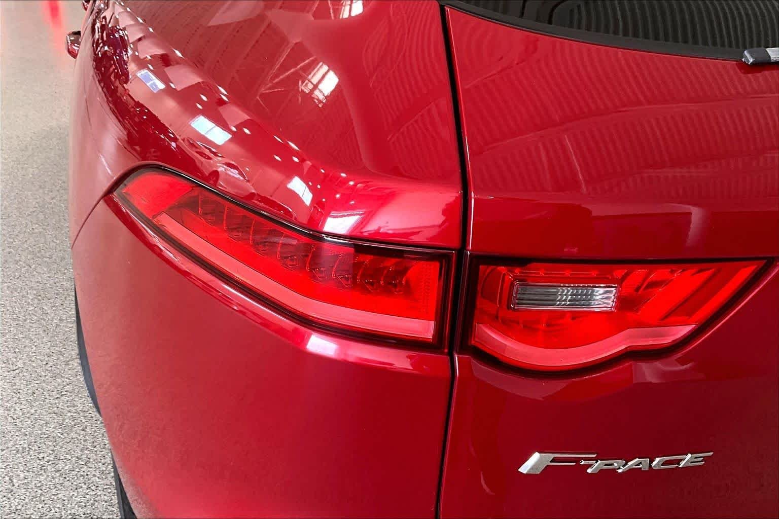 Used 2017 Odyssey Red Metallic Jaguar 35t Prestige image 25