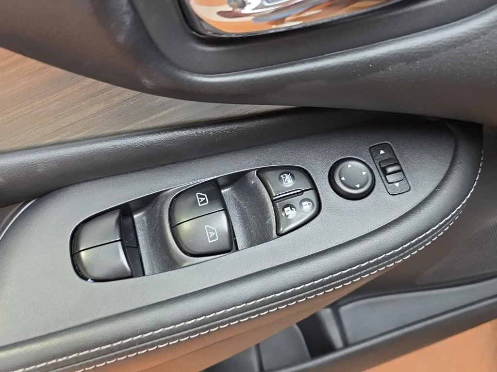 Used 2018 Pearl White Nissan S image 21