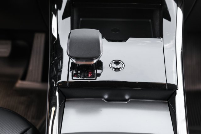 New 2027 Charente Grey Land Rover SE image 33