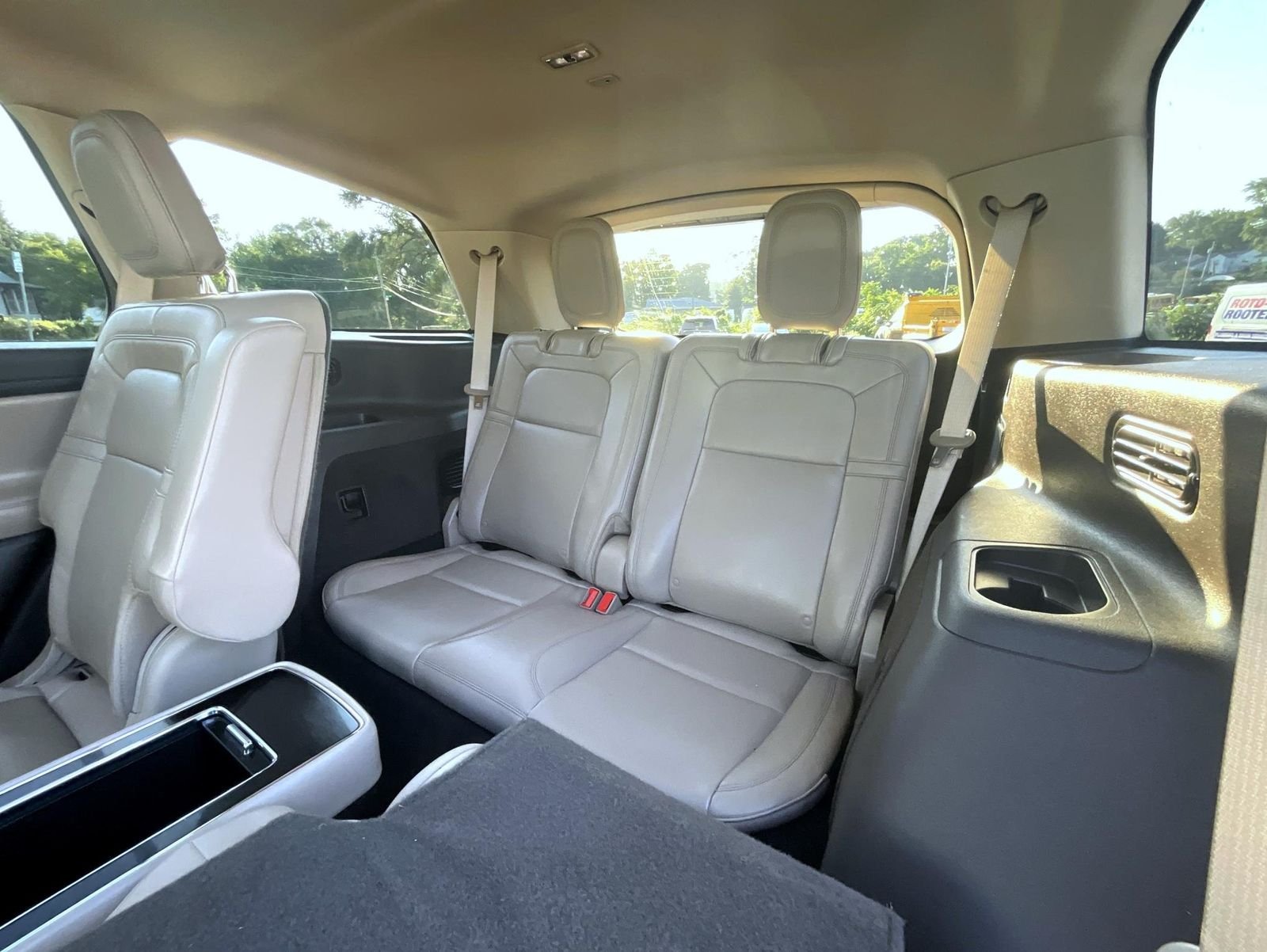 Used 2023 White Lincoln Reserve image 23