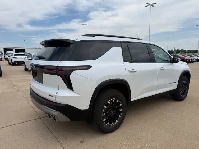 Used 2025 Iridescent Pearl Tricoat Chevrolet Z71 image 3