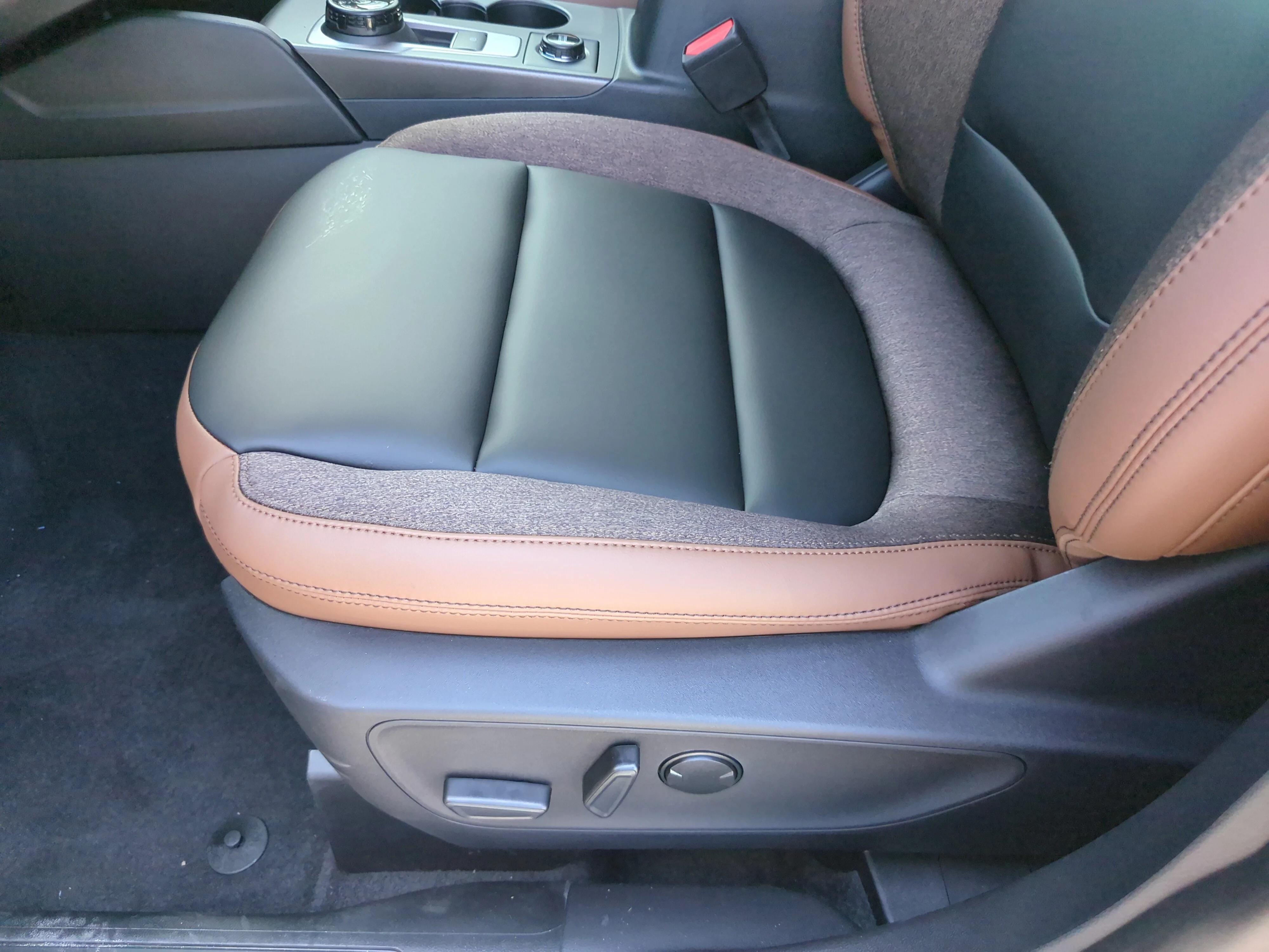 New 2026 Carbonized Gray Metallic Ford Outer Banks® image 19