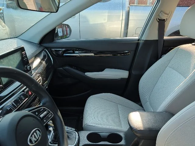 Used 2021 White Kia EX image 6