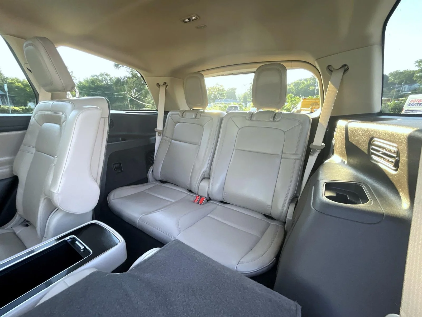 Used 2023 White Lincoln Reserve image 23