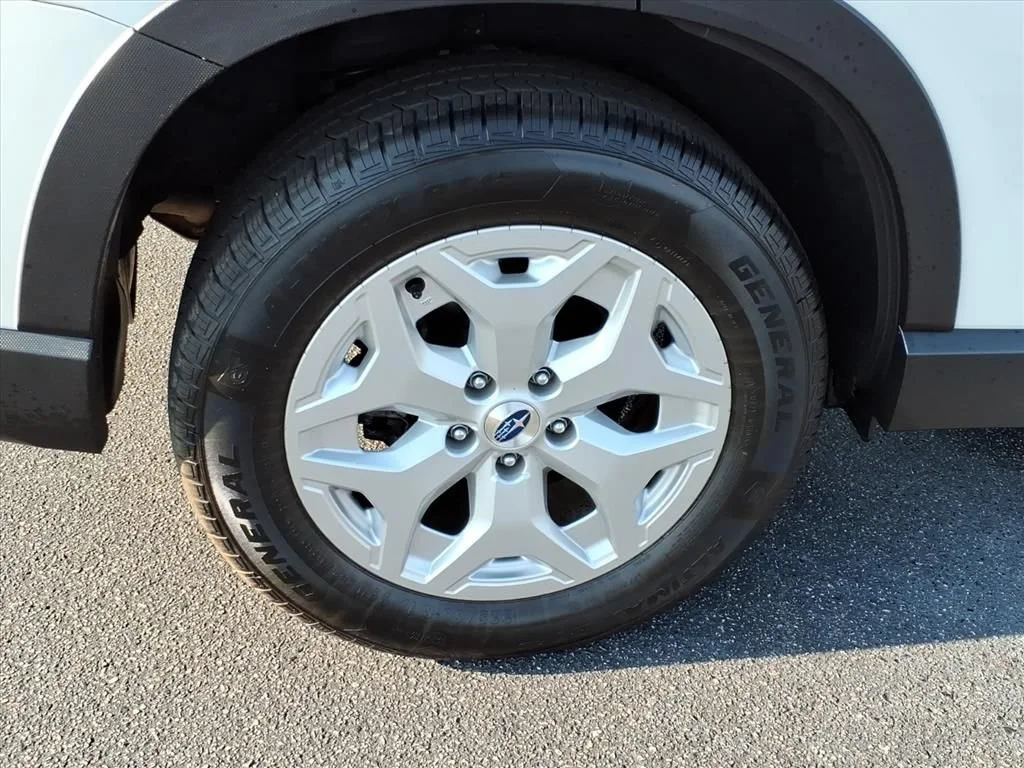 Used 2023 White Subaru  image 22