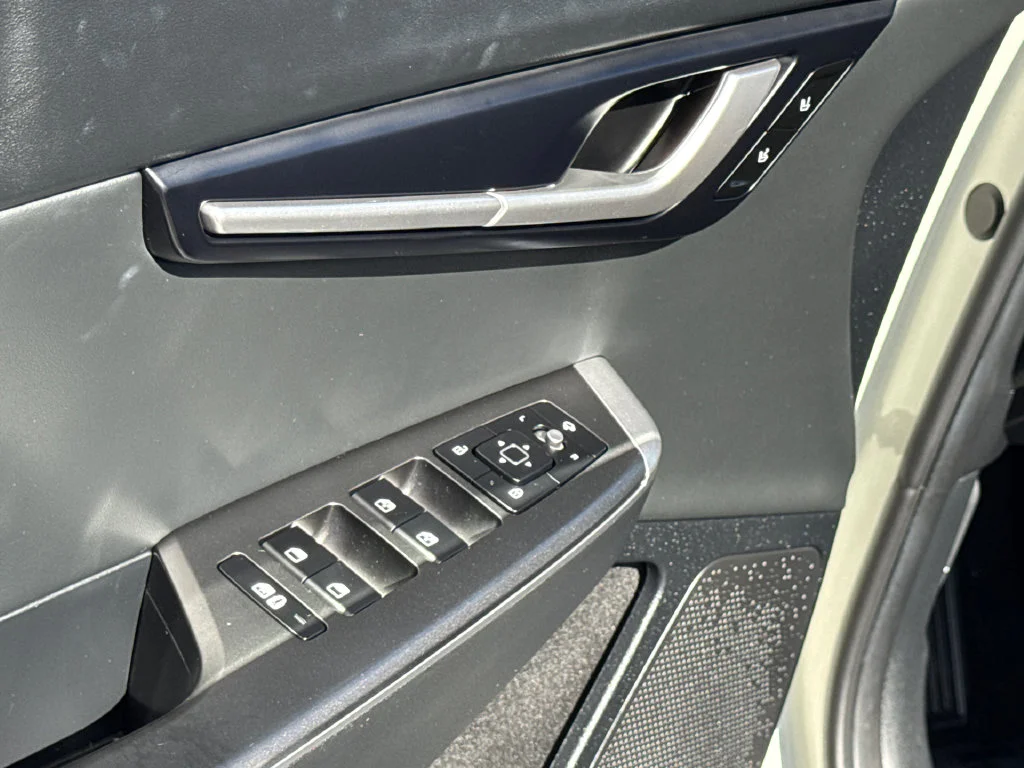 Used 2024 White Kia Light image 27