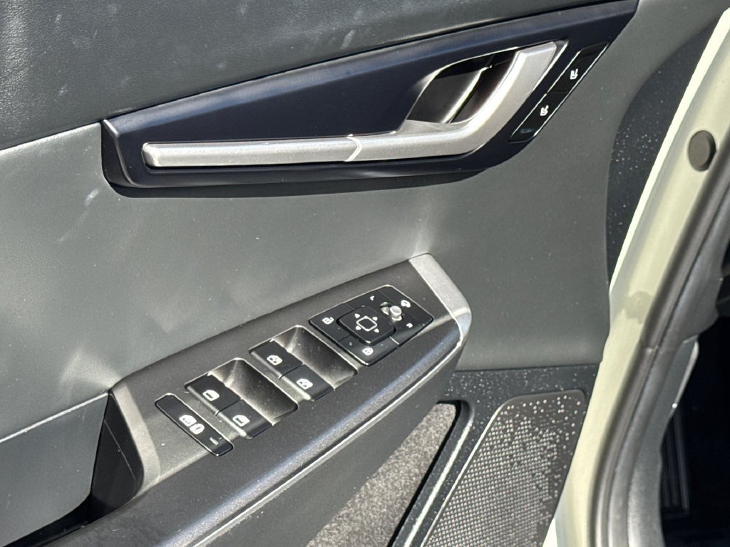 Used 2024 White Kia Light image 27
