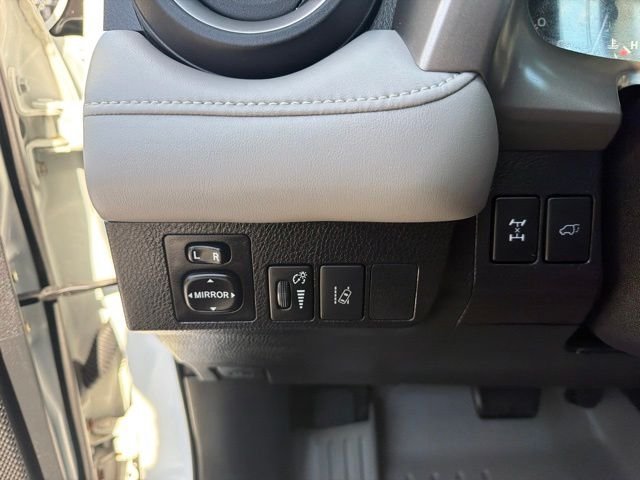 Used 2018 Super White Toyota XLE image 12