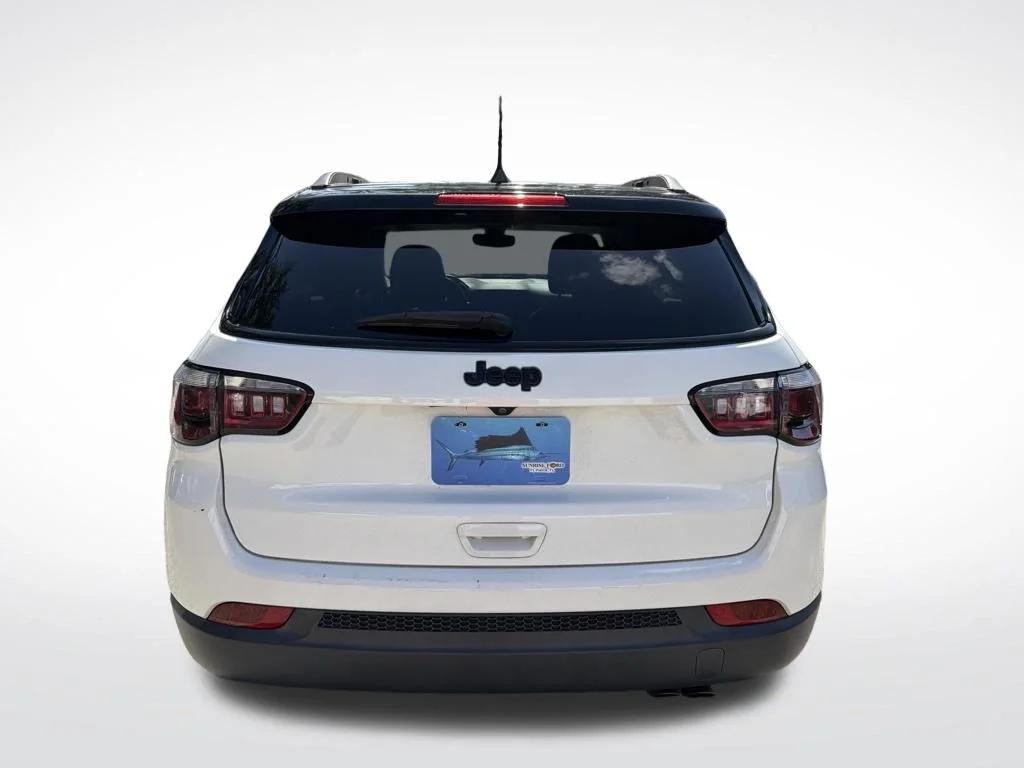 Used 2020 White Clearcoat Jeep Latitude image 7