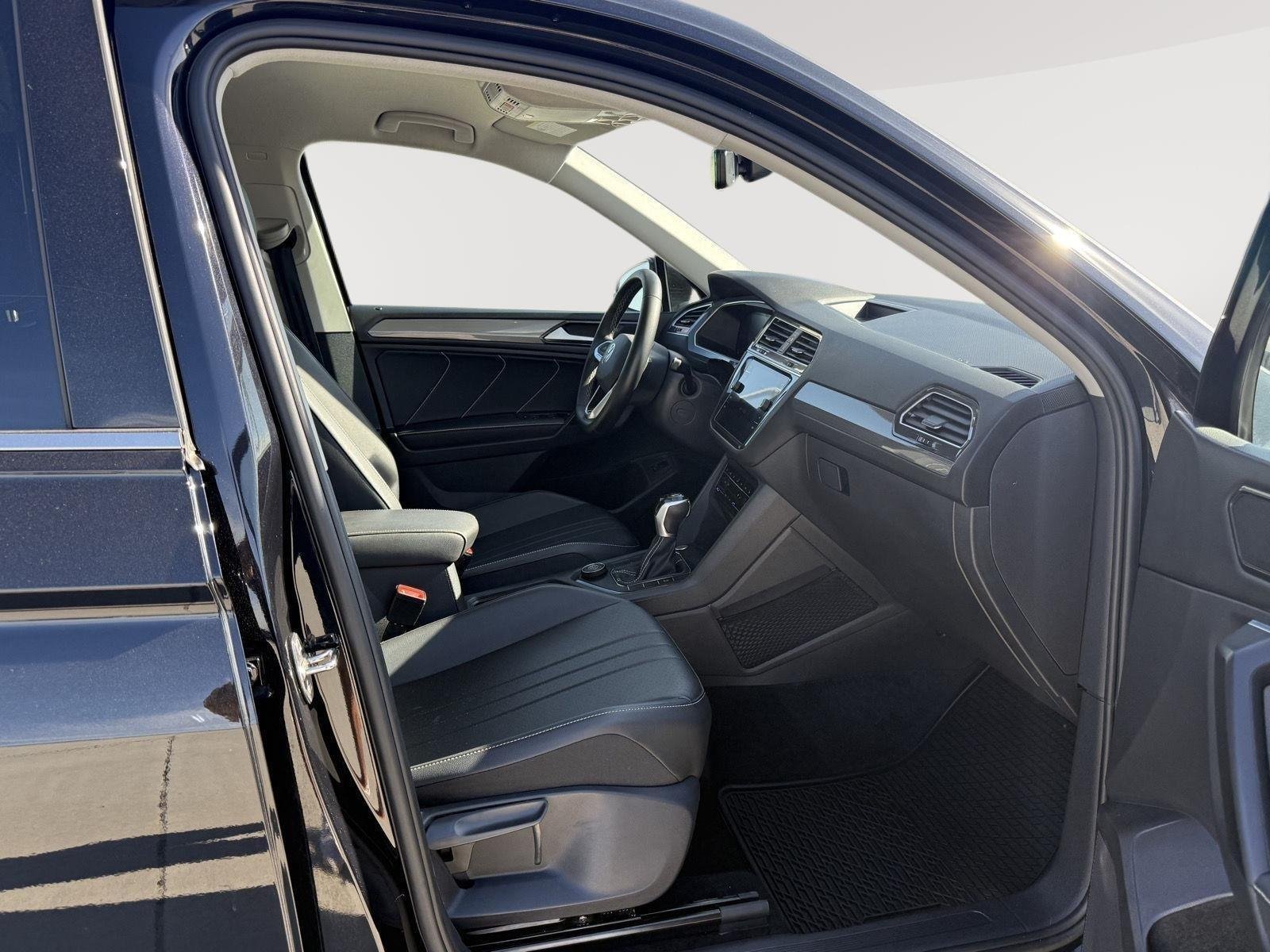 Used 2022 Deep Black Pearl Volkswagen SE image 13