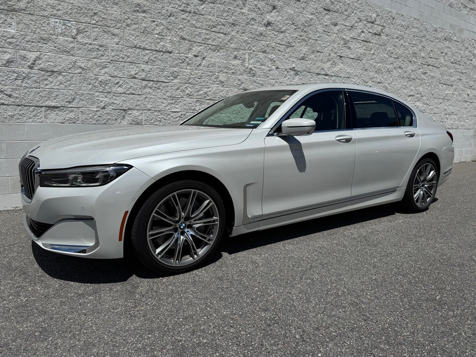 Used 2020 White Metallic BMW 750i xDrive image 1