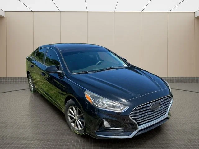 Used 2018 Black Hyundai SE image 9