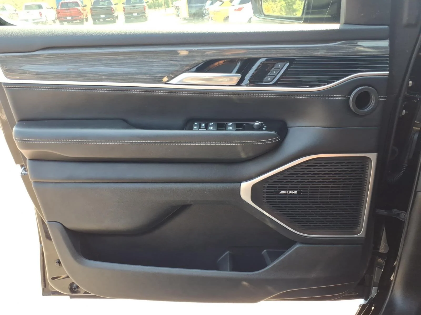 Used 2022 Diamond Black Crystal Pearlcoat Jeep Series III image 31