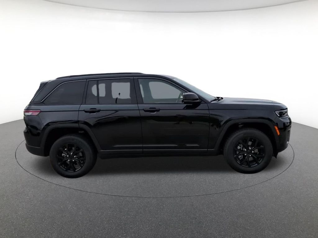 New 2026 Diamond Black Crystal Pearl-Coat Exterior Paint Jeep Altitude image 3